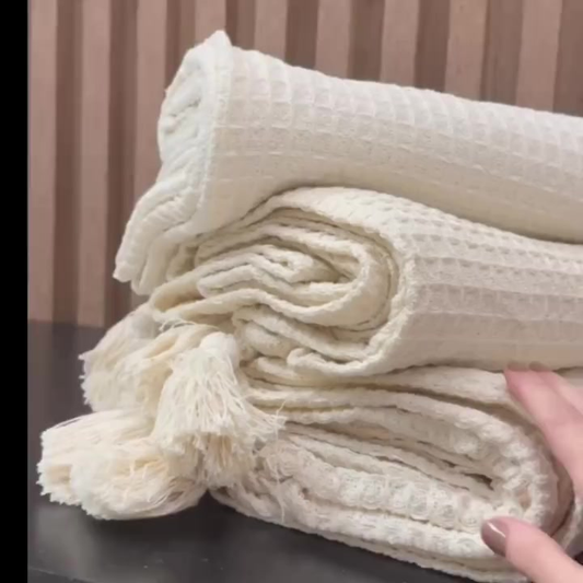 Manta Pompom Algodão 1,40m x 1,40m – Xale Decorativo para Sofá, Peseira e Decoração Rústica