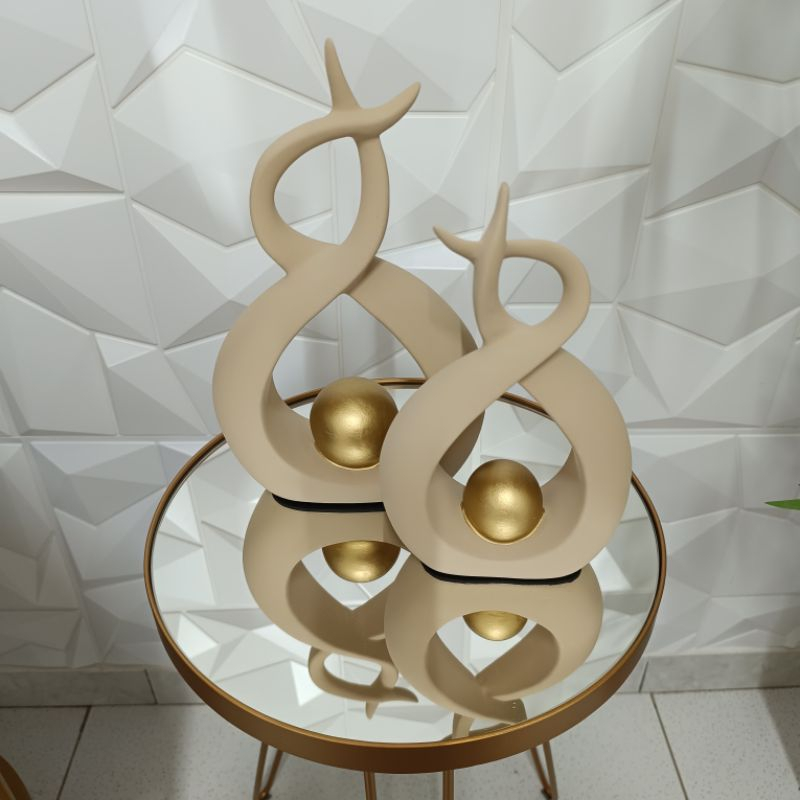 Par de Esculturas Abstratas com Esfera Dourada – Louça de Luxo para Decoração