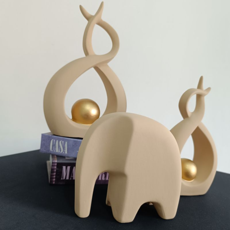 Par de Esculturas Abstratas com Esfera Dourada – Louça de Luxo para Decoração