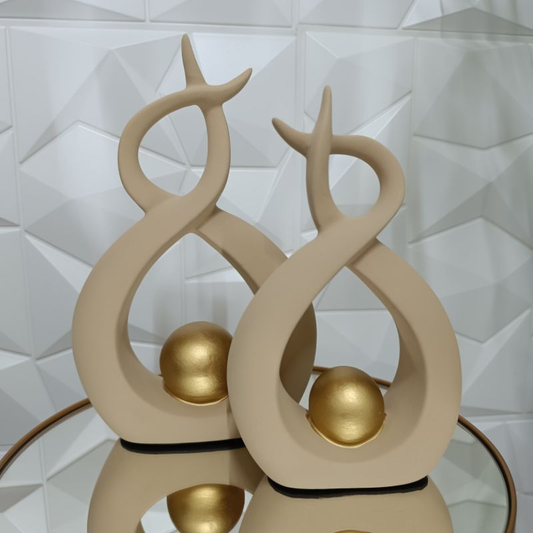 Par de Esculturas Abstratas com Esfera Dourada – Louça de Luxo para Decoração