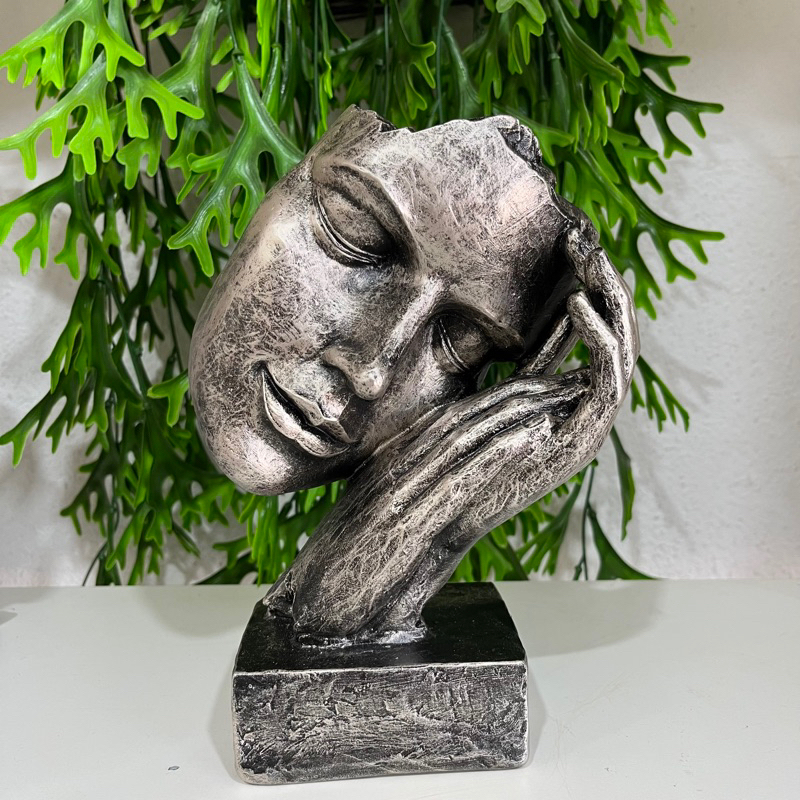 Escultura Face Dormindo – Estátua Decorativa com Mãos Juntas (23cm)