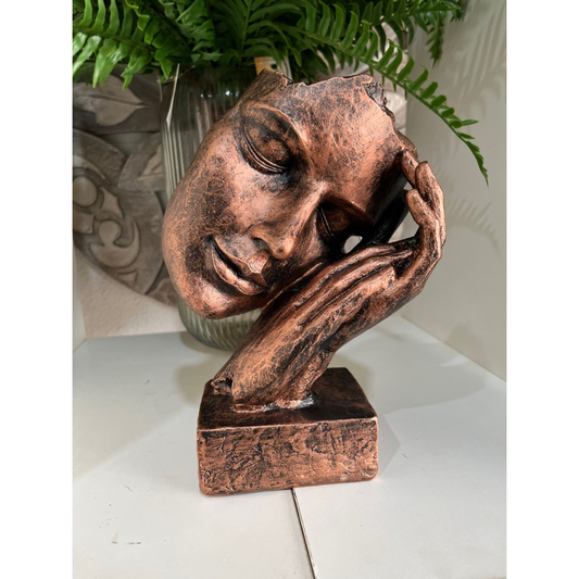 Escultura Face Dormindo – Estátua Decorativa com Mãos Juntas (23cm)