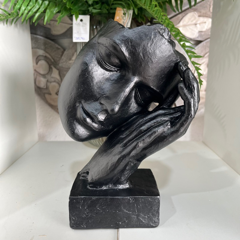 Escultura Face Dormindo – Estátua Decorativa com Mãos Juntas (23cm)