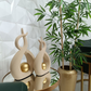 Par de Esculturas Abstratas com Esfera Dourada – Louça de Luxo para Decoração
