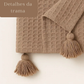 Manta Pompom Algodão 1,40m x 1,40m – Xale Decorativo para Sofá, Peseira e Decoração Rústica